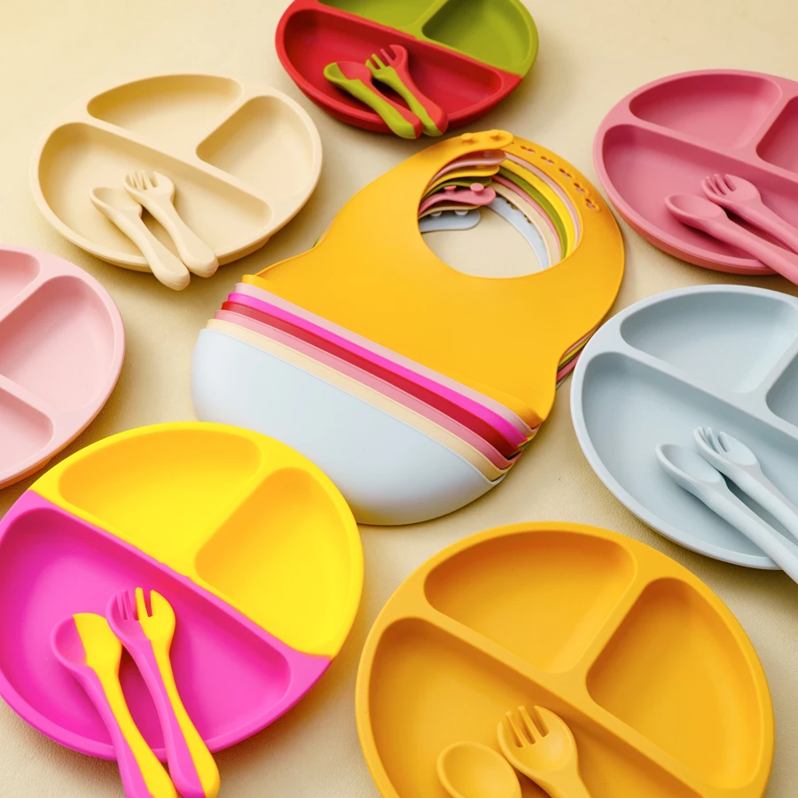 4PCS Baby Silicone Tableware Sets Contrasting Colors Dining Sets Suction Plate Waterproof Bib Portable Baby Spoon Fork